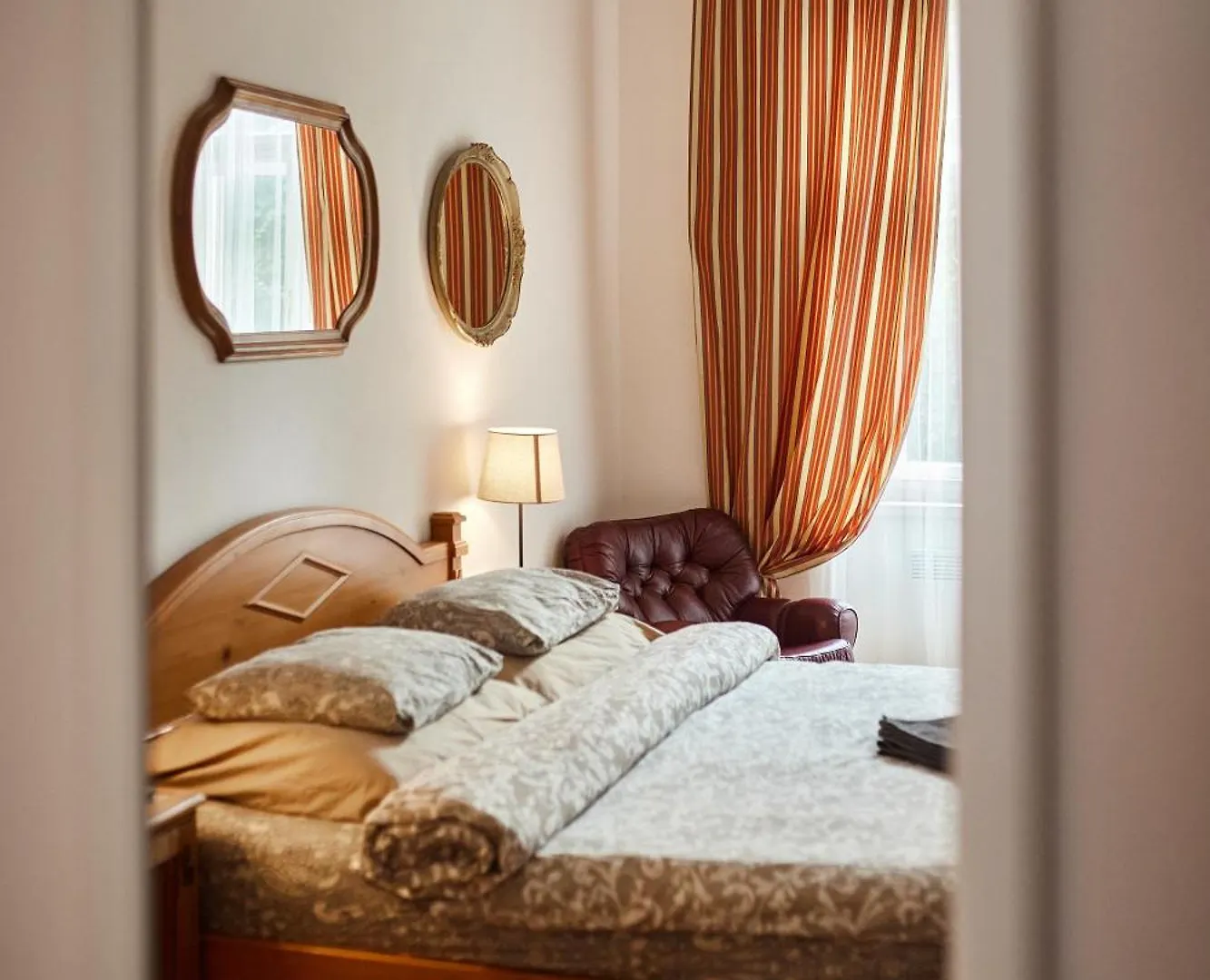 Room & Parking Assistance Prague 0*,